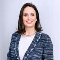 Angela Pengl Boehm Porträt mit schwarzer Jacke und weißem Oberteil