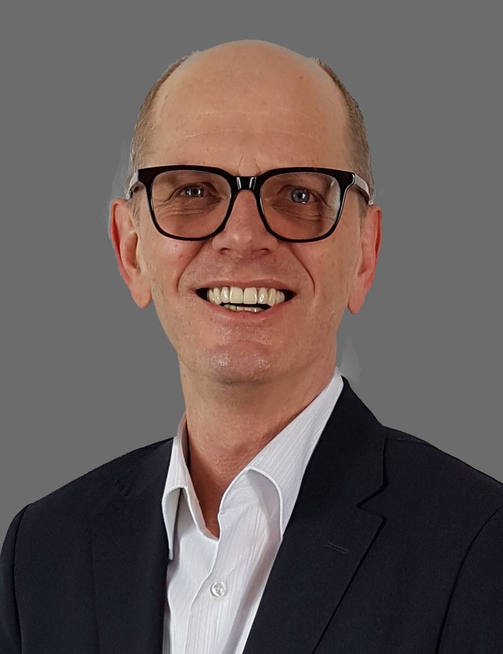 Thrive Apprentice – Videokurs zum WordPress-Plugin von Ingo Ahnfeldt 10 Porträt von Jürgen Schrödter mit Brille vor grauem Hintergrund, Kundenstimme zum Kurs