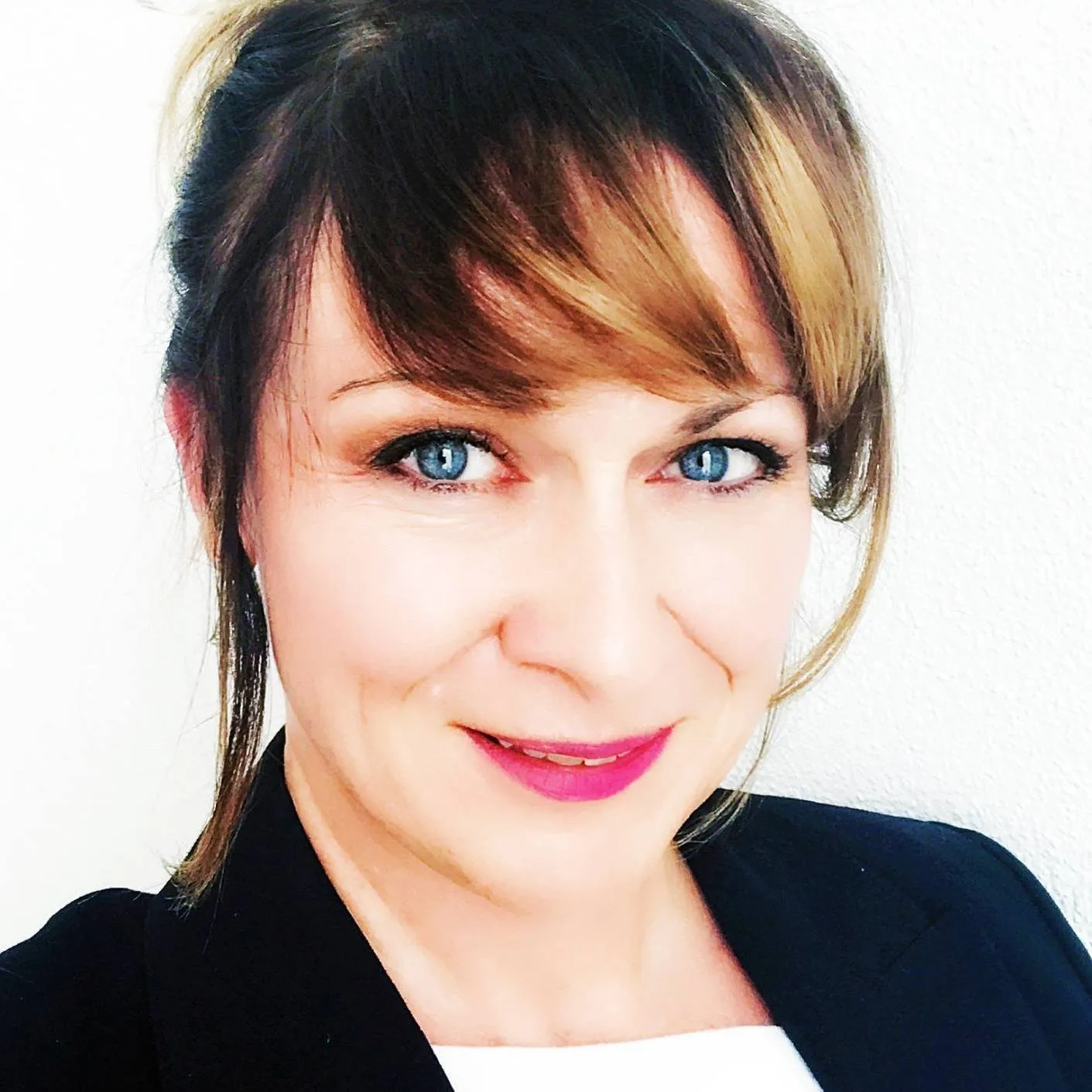 Thrive Apprentice – Videokurs zum WordPress-Plugin von Ingo Ahnfeldt 9 Porträt von Manuela Frenzel mit Wald-Hintergrund, Kundenstimme zum Videokurs
