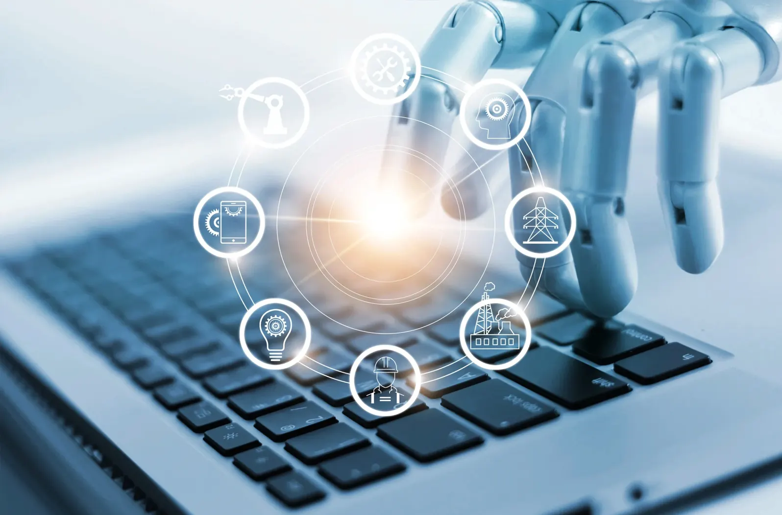 Glühbirne mit KI-Icons auf Laptop-Tastatur, symbolisiert künstliche Intelligenz und Innovation