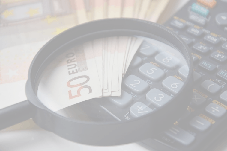 Lupe über 50-Euro-Scheine und Tastatur, finanzielle Prüfung und Kontrolle