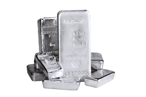 Mehrere Silberbarren gestapelt, polierte Edelmetall-Ingots auf weißem Hintergrund