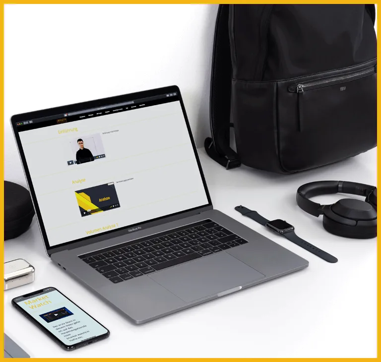 Laptop, Smartphone und Zubehör zeigen Volume Trading Akademie Online-Portal mit Serdar Karaca