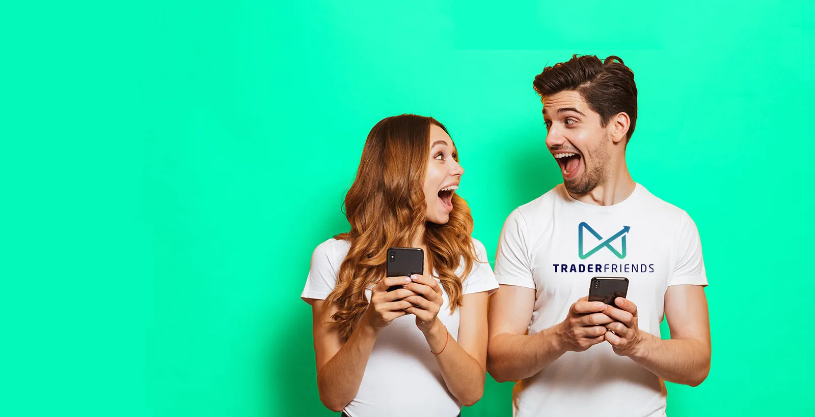 Zwei junge Menschen mit Smartphones vor türkisem Hintergrund, einer trägt Traderfriends-Shirt