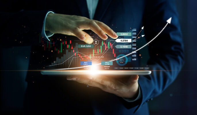 Hände halten Tablet mit leuchtendem Finanz-Dashboard, Candlestick-Charts und Aufwärtspfeil