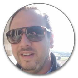 Porträt eines Mannes mit Sonnenbrille im Freien, lächelnd