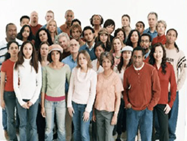 Diverse Gruppe von etwa 40 Menschen unterschiedlichen Alters zusammen