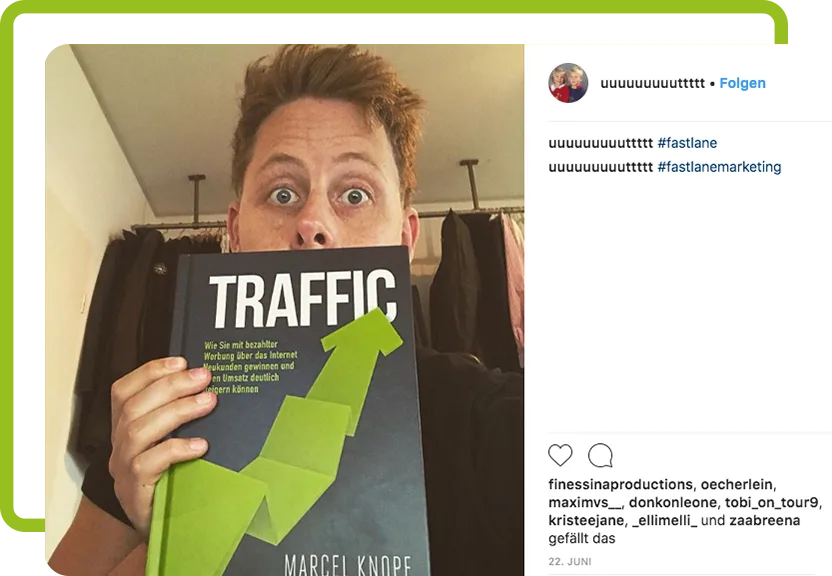 Traffic – Praxisbuch zu Online-Werbung von Marcel Knopf 16 Instagram-Testimonial: Mann hält Traffic-Buch von Marcel Knopf mit überraschtem Gesichtsausdruck
