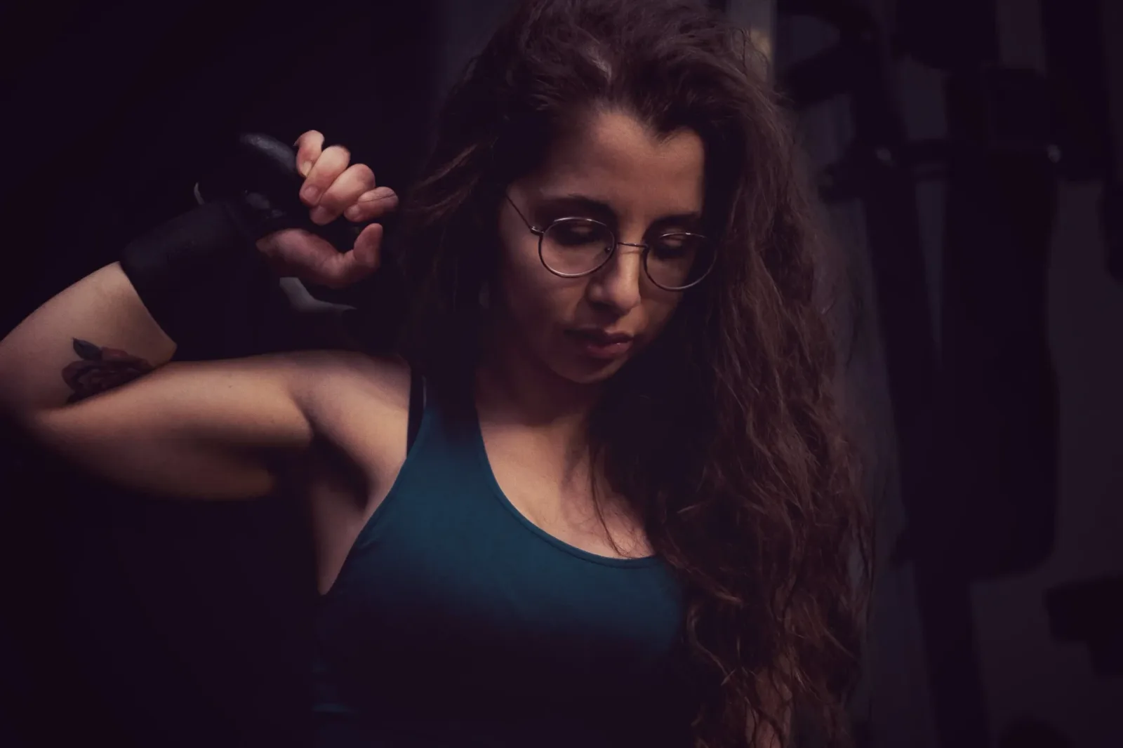 Rossella Garro Close-up Portrait mit Brille in blauem Fitness-Top