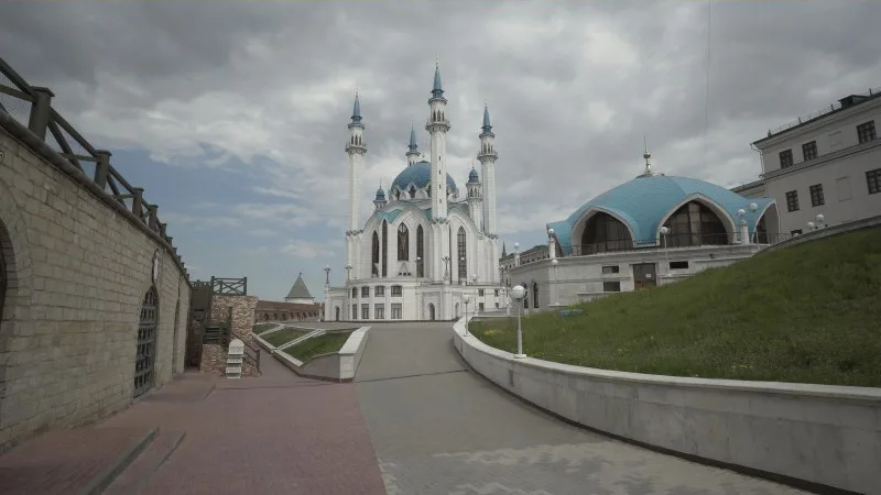 Weiße Moschee Kul Scharif mit türkisen Kuppeln in Kazan unter bewölktem Himmel