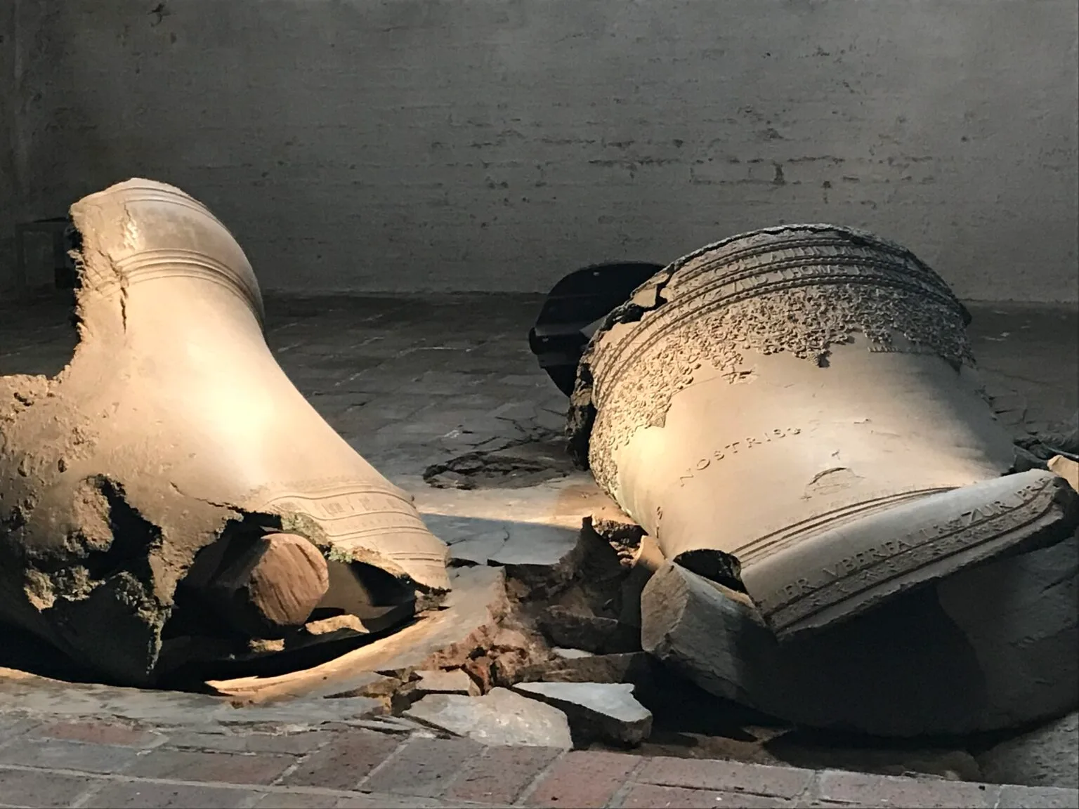 Zerbrochene weiße Keramik- oder Gipsfiguren auf Betonboden