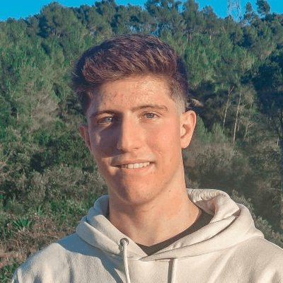 Fotografie eines jungen Mannes vor grünem Waldwald-Hintergrund