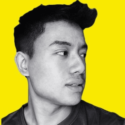 Profilbild eines jungen Mannes mit schwarzem Haar vor gelbem Hintergrund