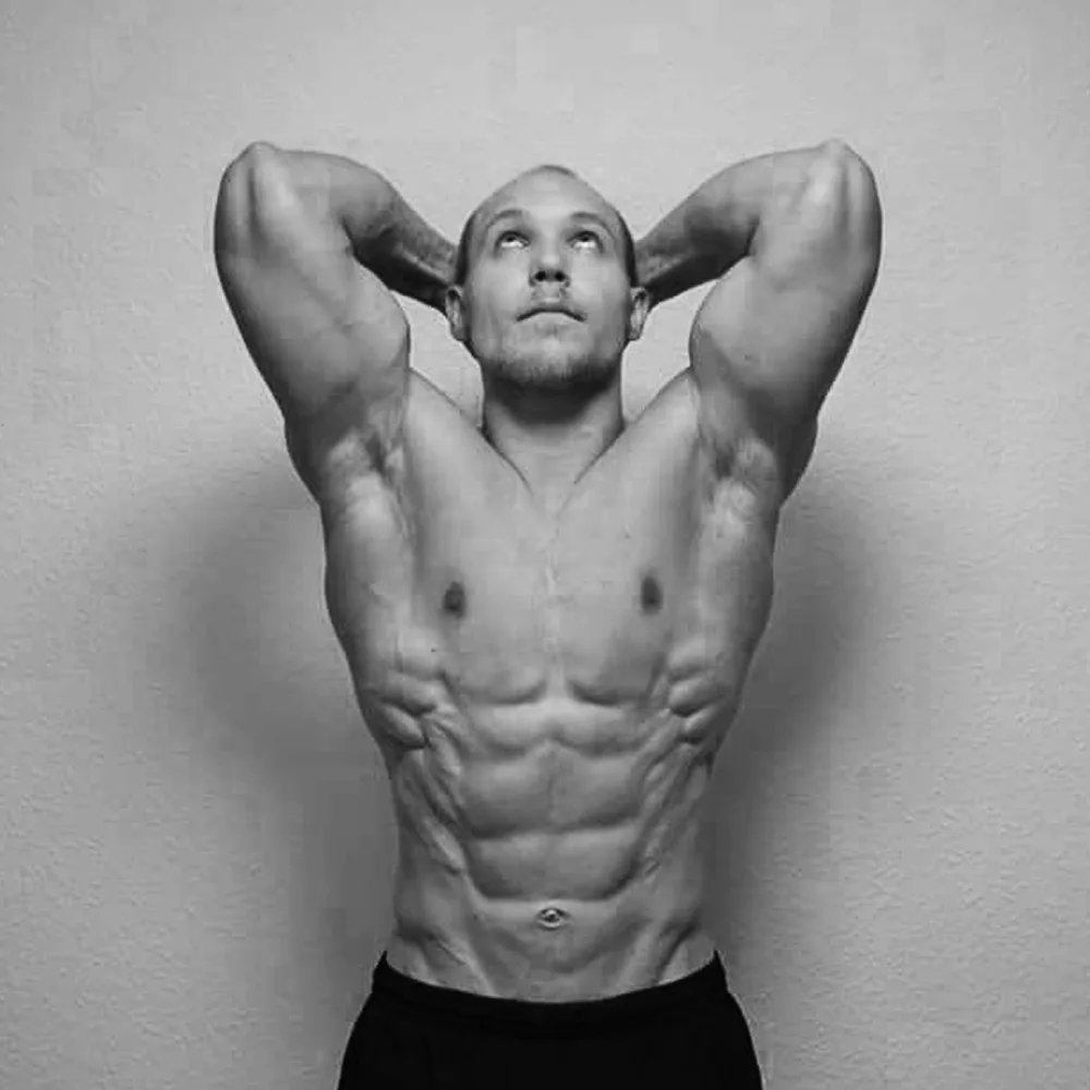 Muskulöser Mann mit sichtbarem Sixpack – Fitnessergebnis
