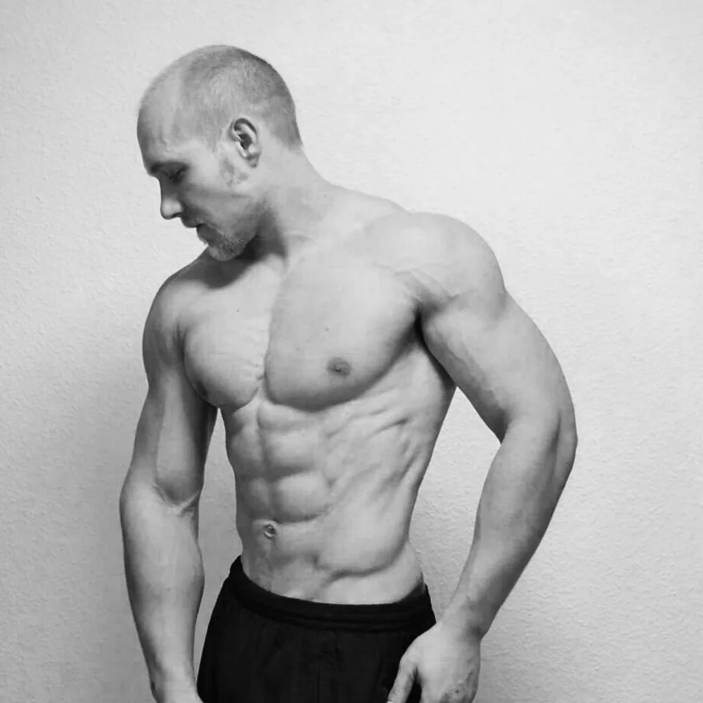 Mann mit Sixpack im Profil – Fitnessergebnis