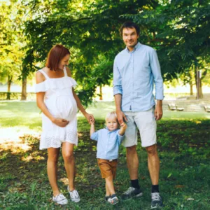 Familie mit Mann, Frau und Kleinkind im Park – Kundenstimme