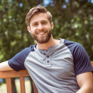 Lächelnder Mann mit Bart outdoor – Kundenstimme