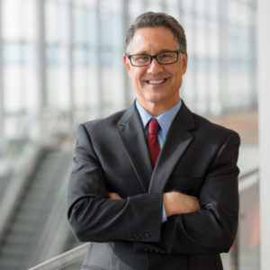 Mann im Business-Anzug mit Brille – Kundenstimme