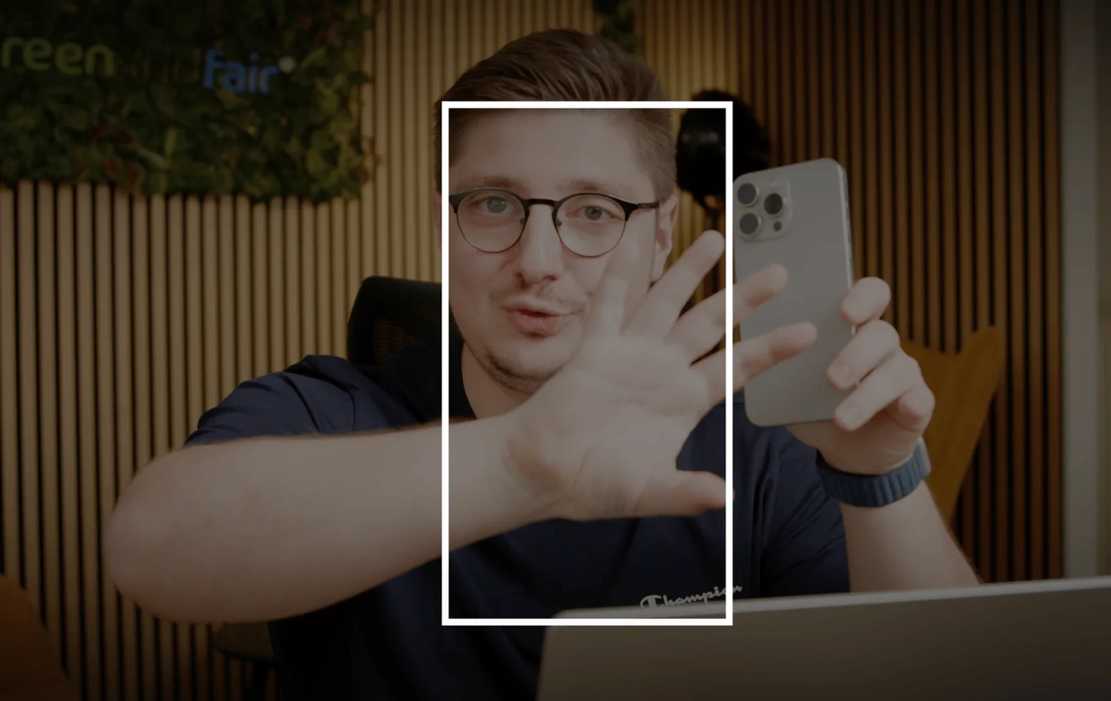 UGC Videokurs – Kurs zu User Generated Content von Simon Knobloch 4 Mann mit Brille hält Smartphone in rechter Hand vor sich