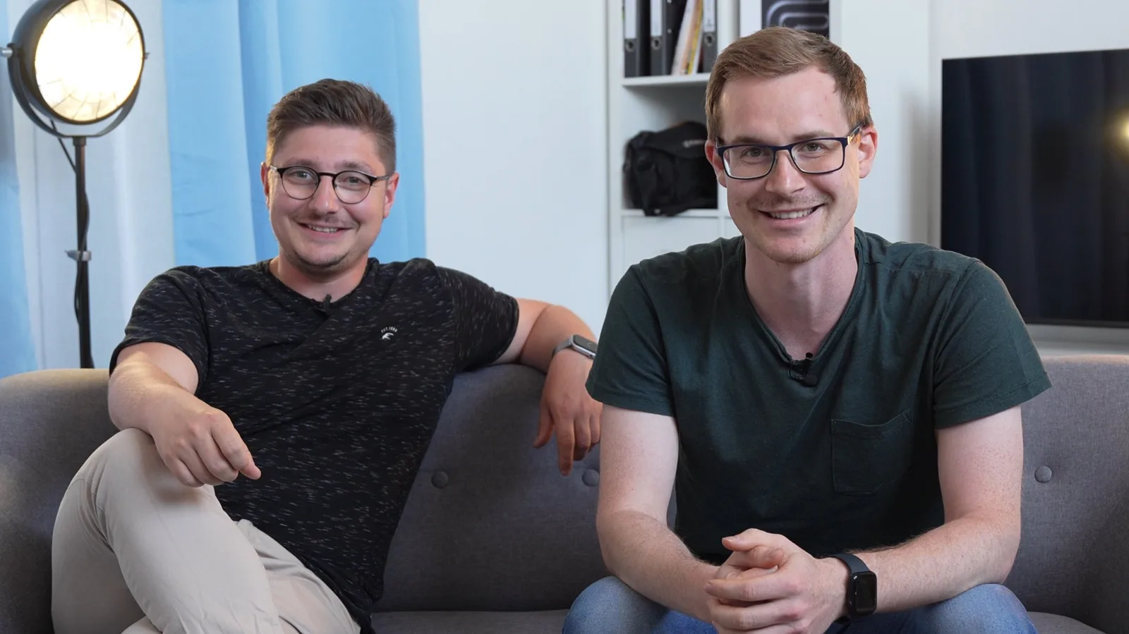 UGC Videokurs – Kurs zu User Generated Content von Simon Knobloch 10 Zwei Männer in lässiger Kleidung auf grauem Sofa im professionellen Studio