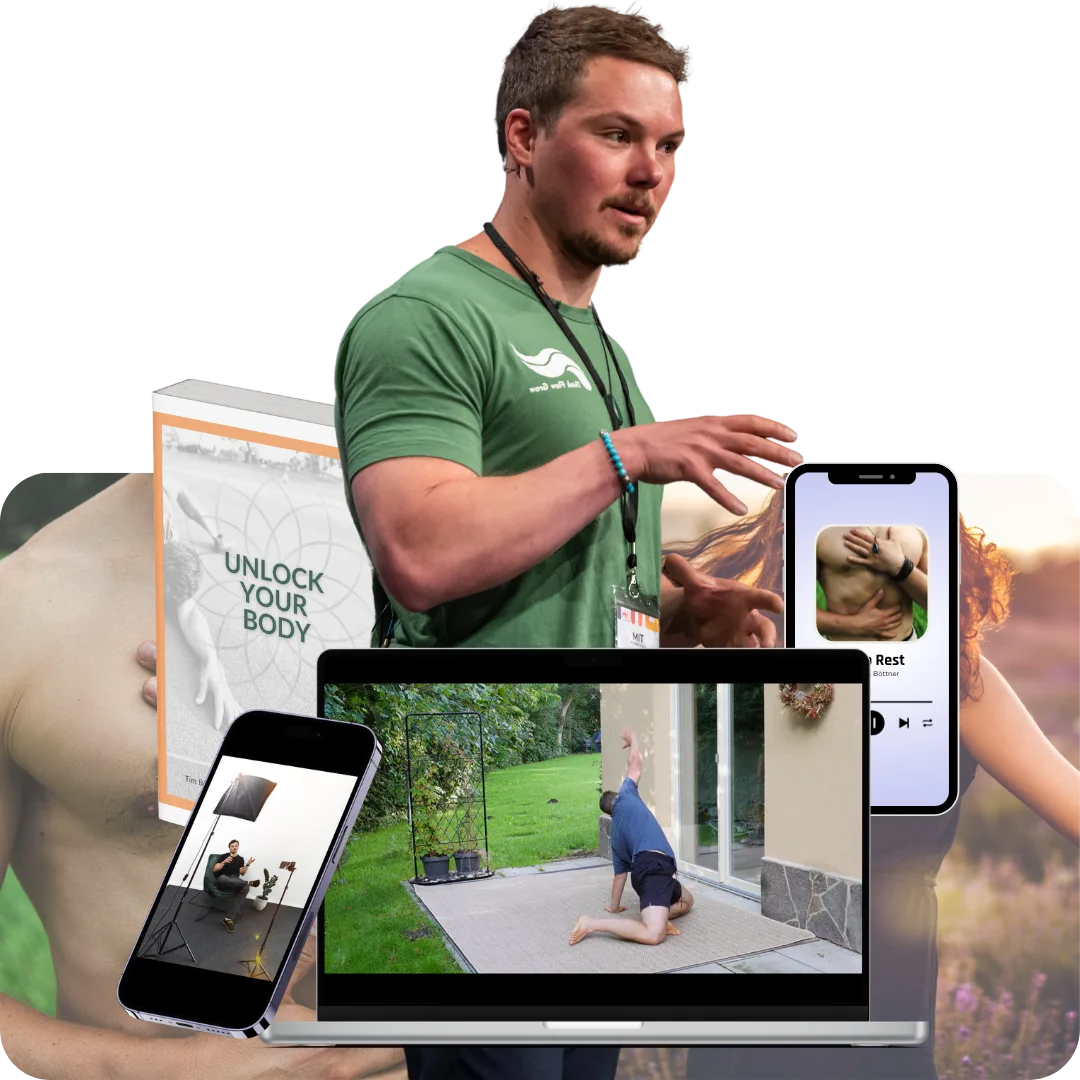 Tim Böttner mit Kurs-Materialien, Smartphone und Laptop zeigt Unlock Your Body Kursmodule