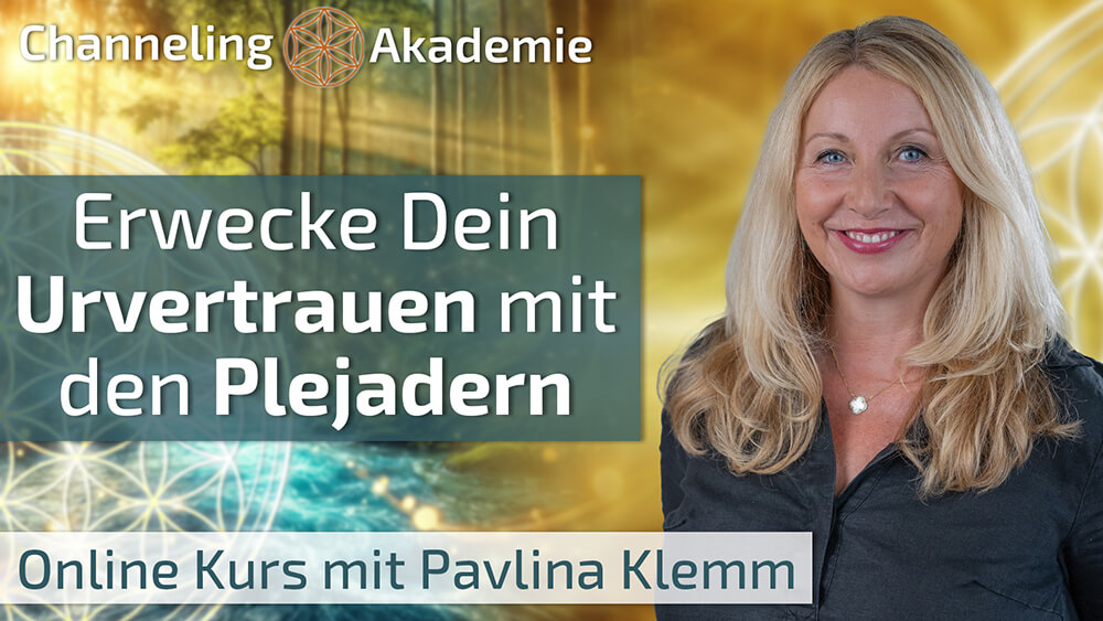 Hero-Banner Urvertrauen-Kurs mit Pavlina Klemm und Plejadern-Logo, Portrait der Kursleiterin vor goldenem Licht- und Naturhin