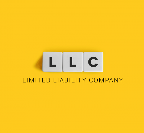 LLC Würfel auf gelbem Hintergrund mit Text Limited Liability Company