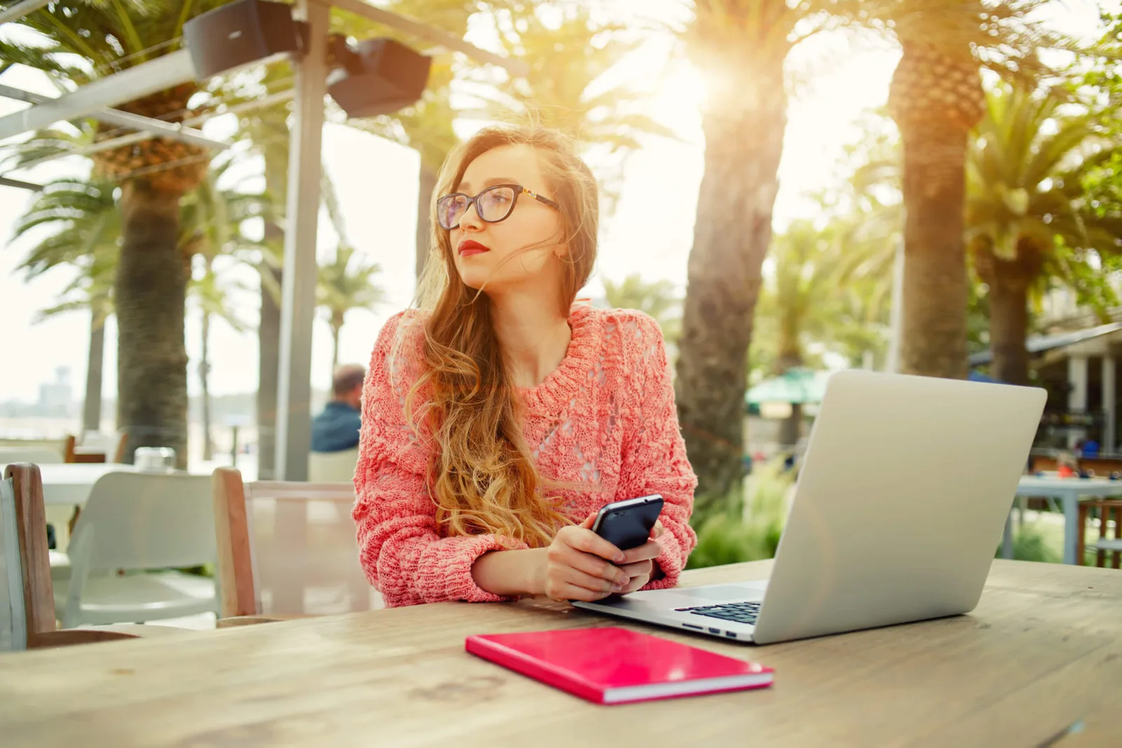 VA Online Kurs – Virtuelle Assistenz-Videokurs 3 Frau arbeitet konzentriert am Schreibtisch mit Laptop und Notizbuch
