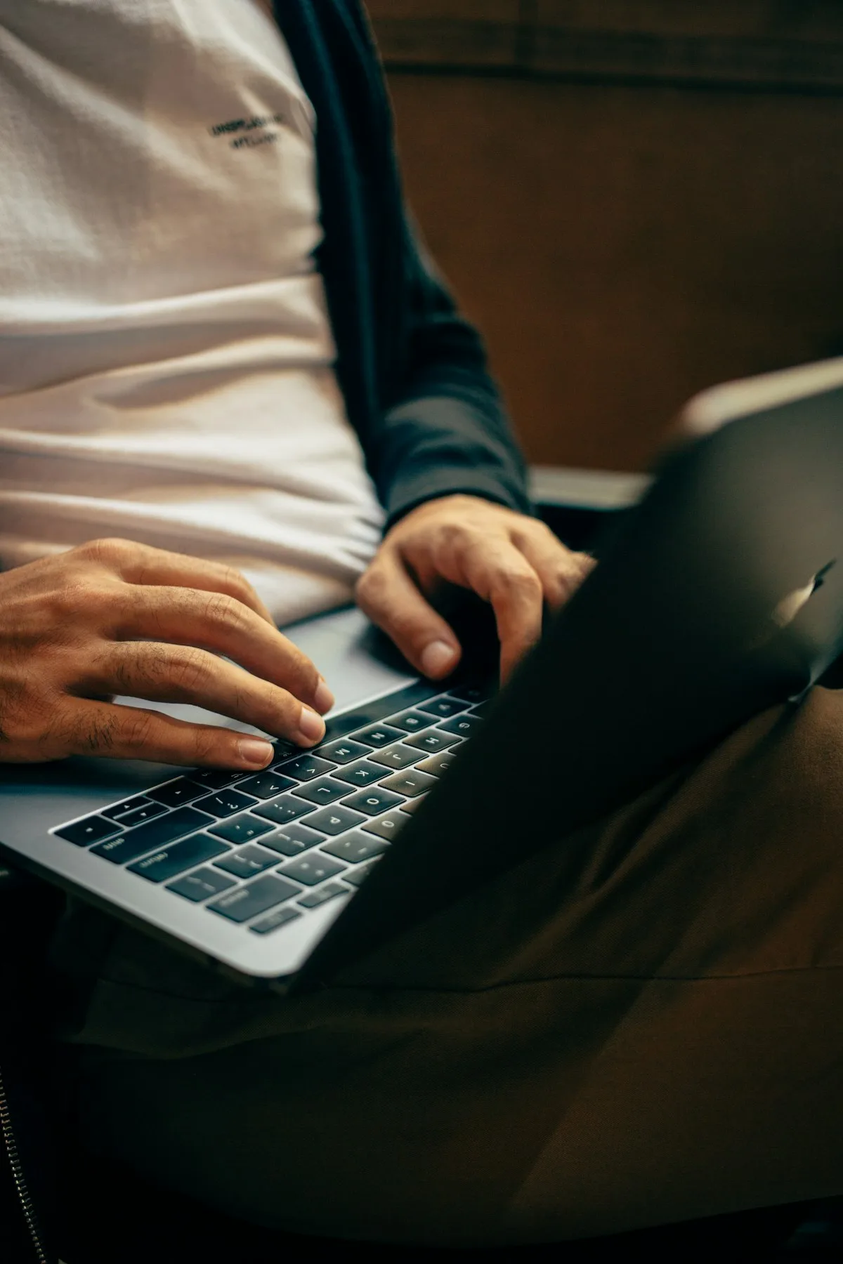 Virtuelle Assistentin am Laptop