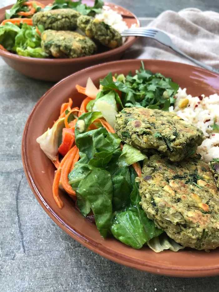 Vollwertige vegane Falafel Bowl