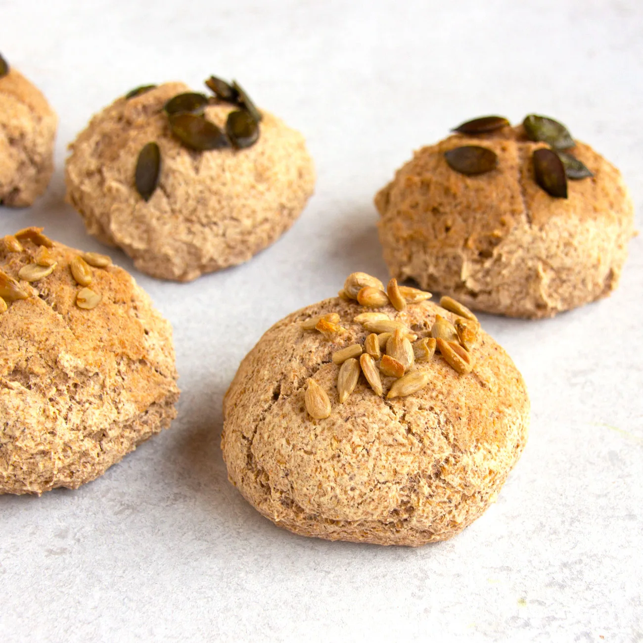 Vegan und glutenfrei Frühstücken – 30 leckere Rezepte von Tasty Katy 10 Buchweizenbrötchen mit Kernen und Samen auf Oberfläche