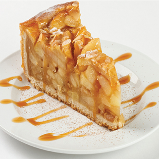 Easy Apple Pie Tortenstück auf weißem Teller mit Karamellsoße