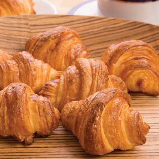 Easy Mini Croissants auf Holzbrett, mehrere schichtförmige Butterhörnchen