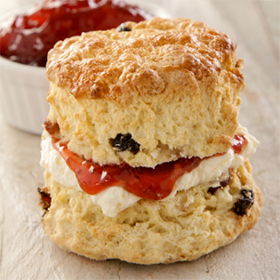 British Teatime Scones mit Marmelade und Sahne, gestapelt auf Teller