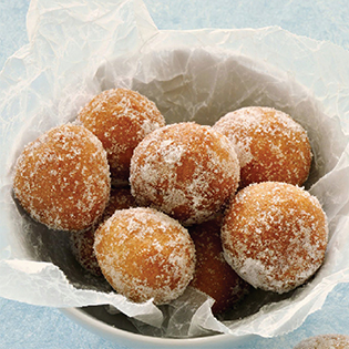 Apple Cider Donut Holes mit Zucker überzogen in Papierkörbchen