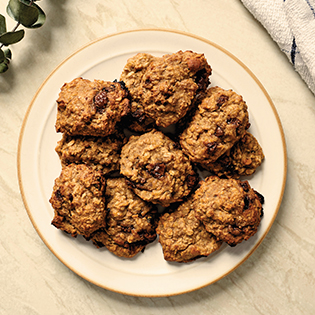 Protein Banana Cookies auf Teller, mehrere Kekse gestapelt