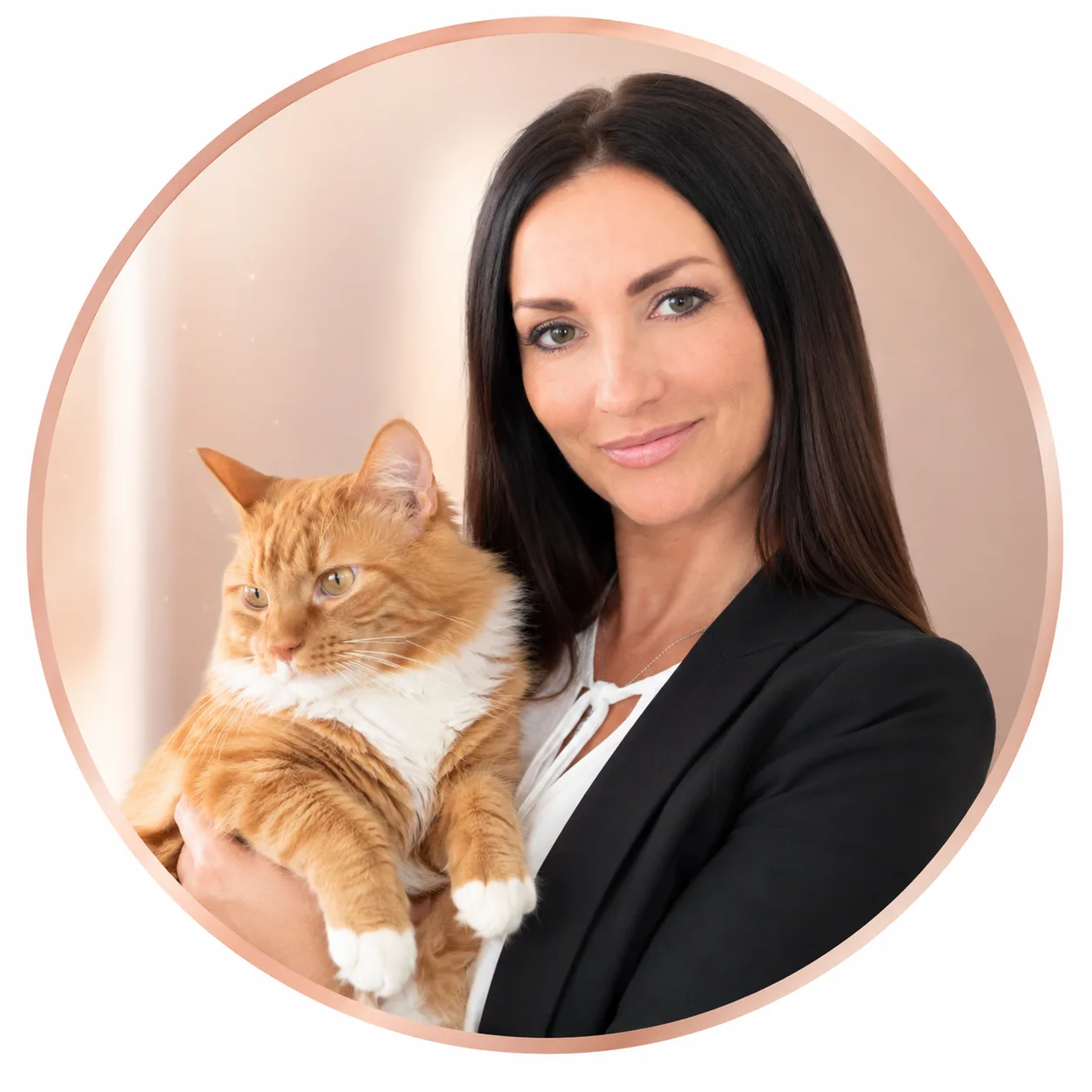 Frau mit orange-weißer Katze, schwarzer Blazer, runder Portrait-Ausschnitt