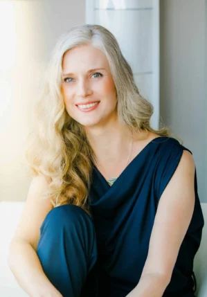 Porträt Christine Schlonski mit langen blonden Haaren und schwarzem Top
