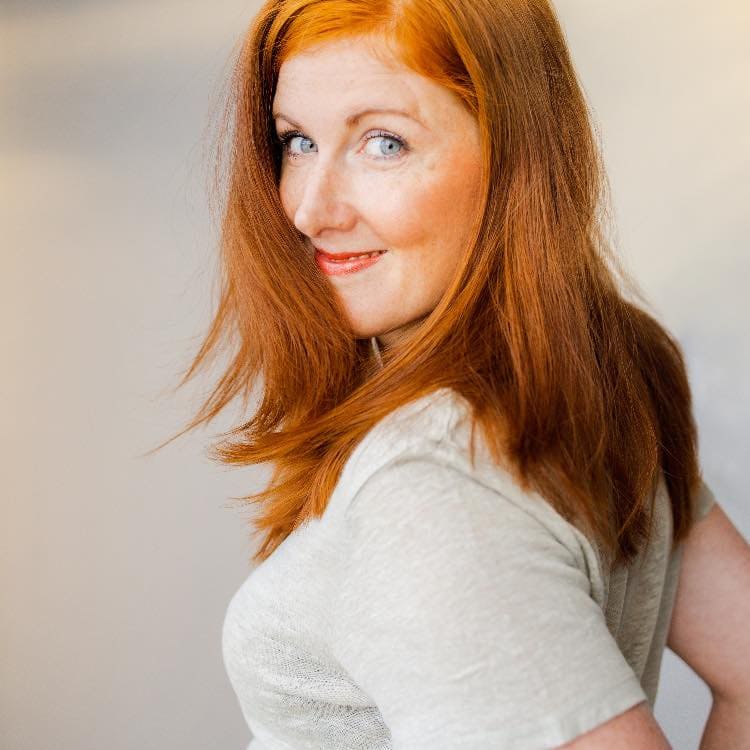 Porträt von Anna-Lena Busson mit roten Haaren und grauem Top