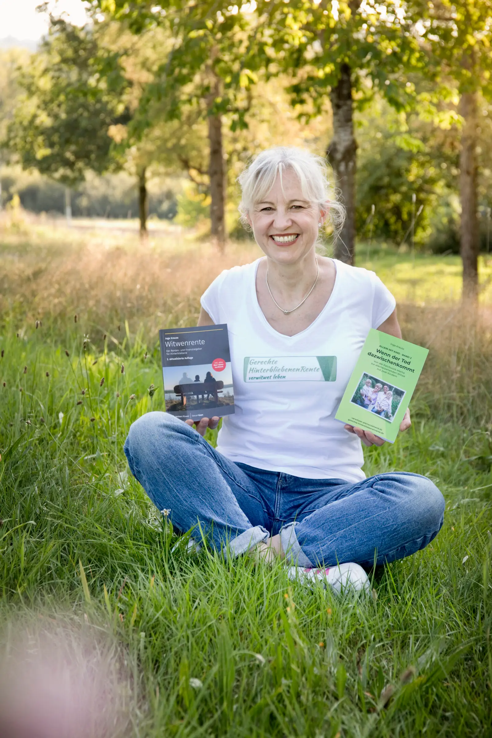 Inga Krauss mit ihren zwei Büchern: wenn der Tod dazwischenkommt und Witwenrente der Renten- und Finanzratgeber
