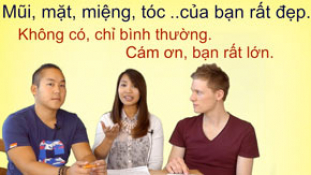 Videostandbild mit drei Personen und vietnamesischem Text zu Komplimenten und Smalltalk