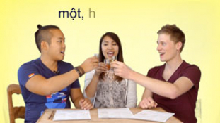 Videostandbild mit drei Personen stoßen mit Schnaps an, vietnamesischer Trinkspruch