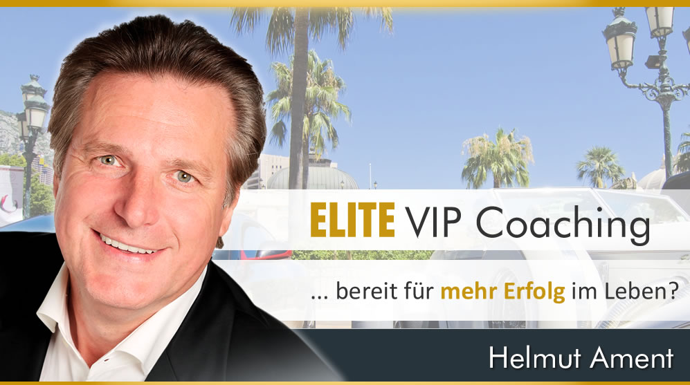 Helmut Ament lächelnd in Anzug vor Palmen, Elite VIP Coaching Testimonial