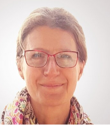 Portrait von Bergit Fischer, Frau mit Brille und rosa Muster-Schal
