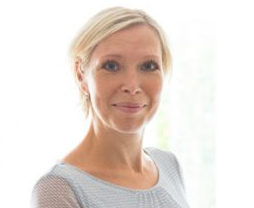 Portrait von Andrea Rosenzweig, blonde Frau lächelnd