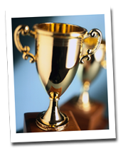 Goldener Pokal auf blauem Hintergrund, Siegersymbol be the winner
