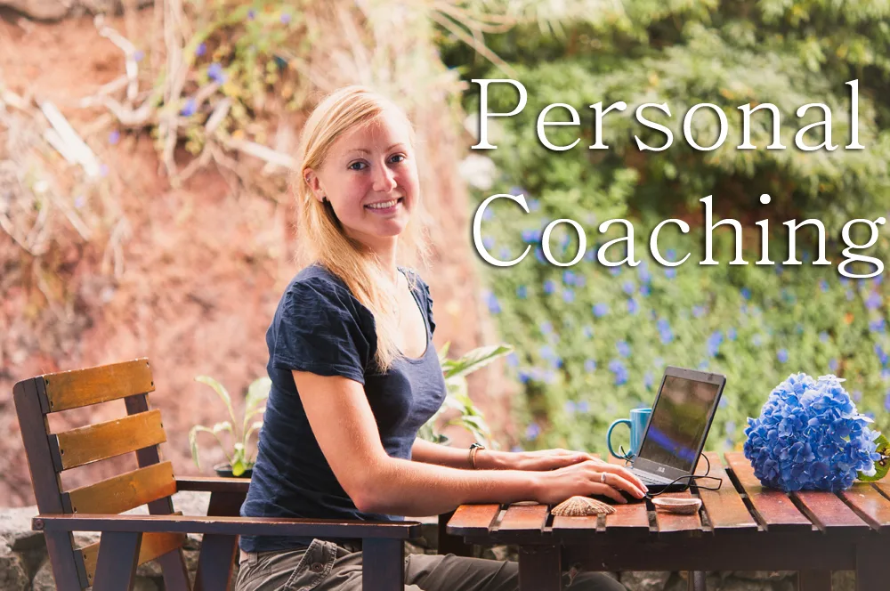 Frau am Laptop in Gartenumgebung mit Schriftzug Personal Coaching