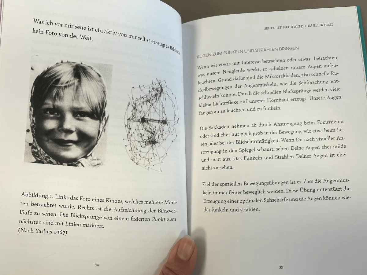 Buchseiten 34-35 mit Kinderporträt und Diagramm zur Blicksprunganalyse, Text über Sehfähigkeit