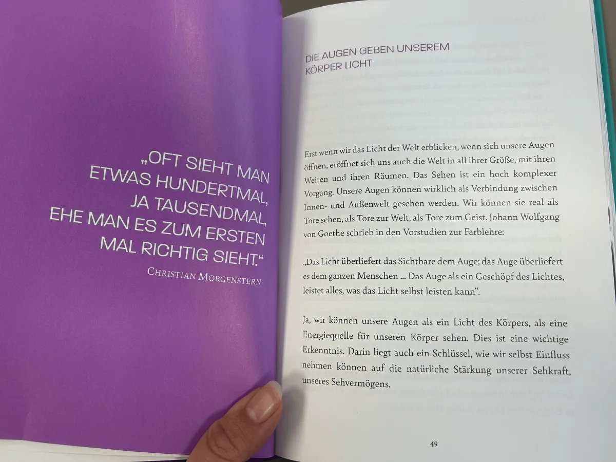 Buchseite 49 mit purpurfarbenem Rand, Morgenstern-Zitat in weißer Schrift und Fließtext über Augen und Licht