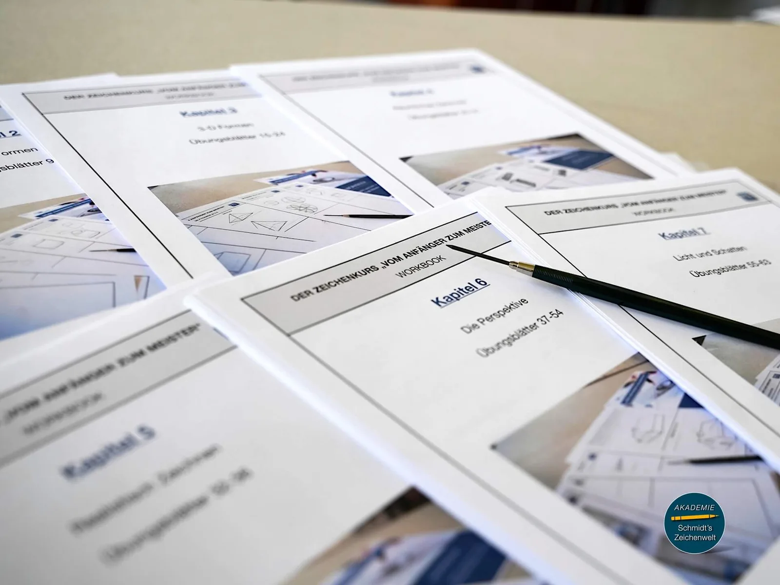 Zeichenkurs Kapitel Übersicht ausgedruckte Workbook-Seiten mit verschiedenen Lektionen